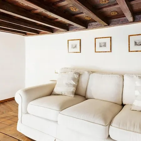 Delightful Piazza Di Spagna With Balcony Apartman